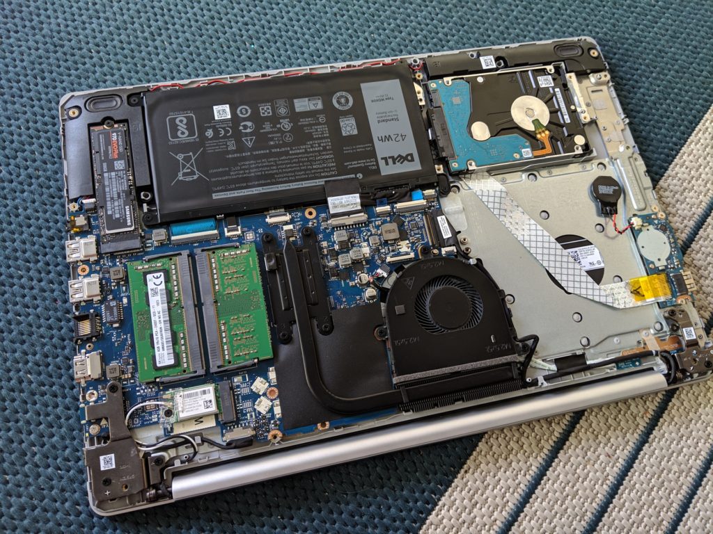 The Dell Inspiron i5575's innards hardware, note the NVMe SSD the newly installed Samsung 970 EVO Plus NVNe SSD (top left).