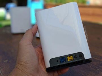 Nokia Beacon 1 Hand Back