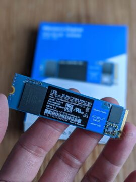 WD Blue SN550 SSD Hand