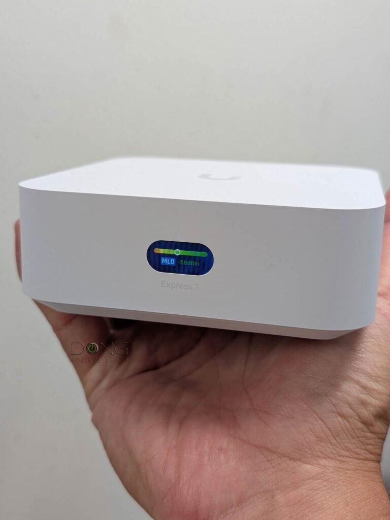 A UniFi Express 7 (UX7) working as a mesh node via a STR MLO backhauling