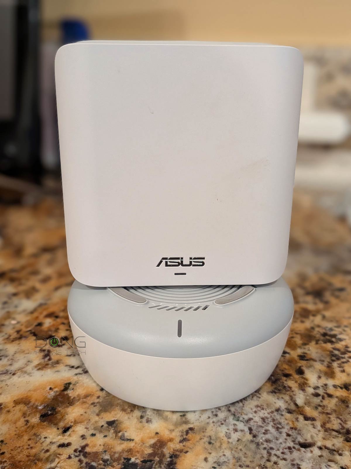ASUS ZenWiFi BD5 Review (vs. TP-Link Deco BE25): A Formidable Dual-Band Wi-Fi 7 System 3 ASUS ZenWiFi BD5 vs. TP Link Deco BE25 frontside