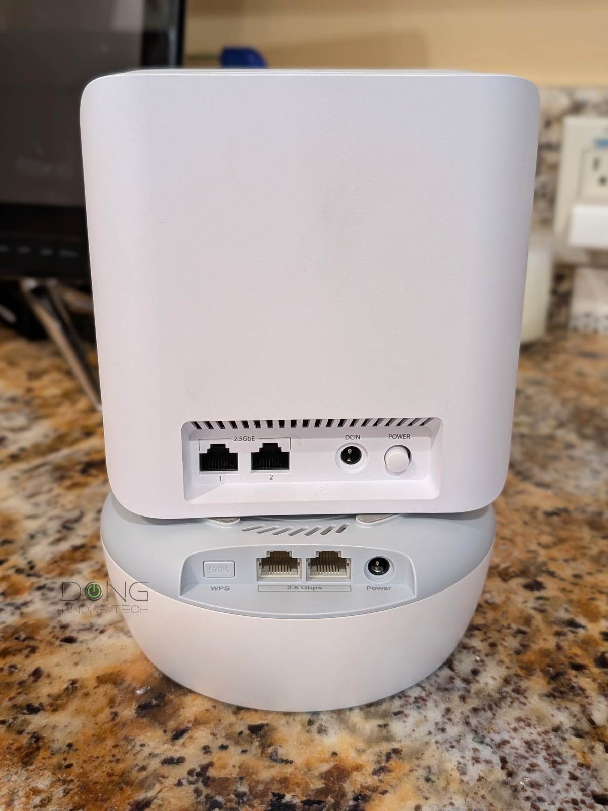ASUS ZenWiFi BD5 Review (vs. TP-Link Deco BE25): A Formidable Dual-Band Wi-Fi 7 System 4 ASUS ZenWiFi BD5 vs. TP Link Deco BE25 portside