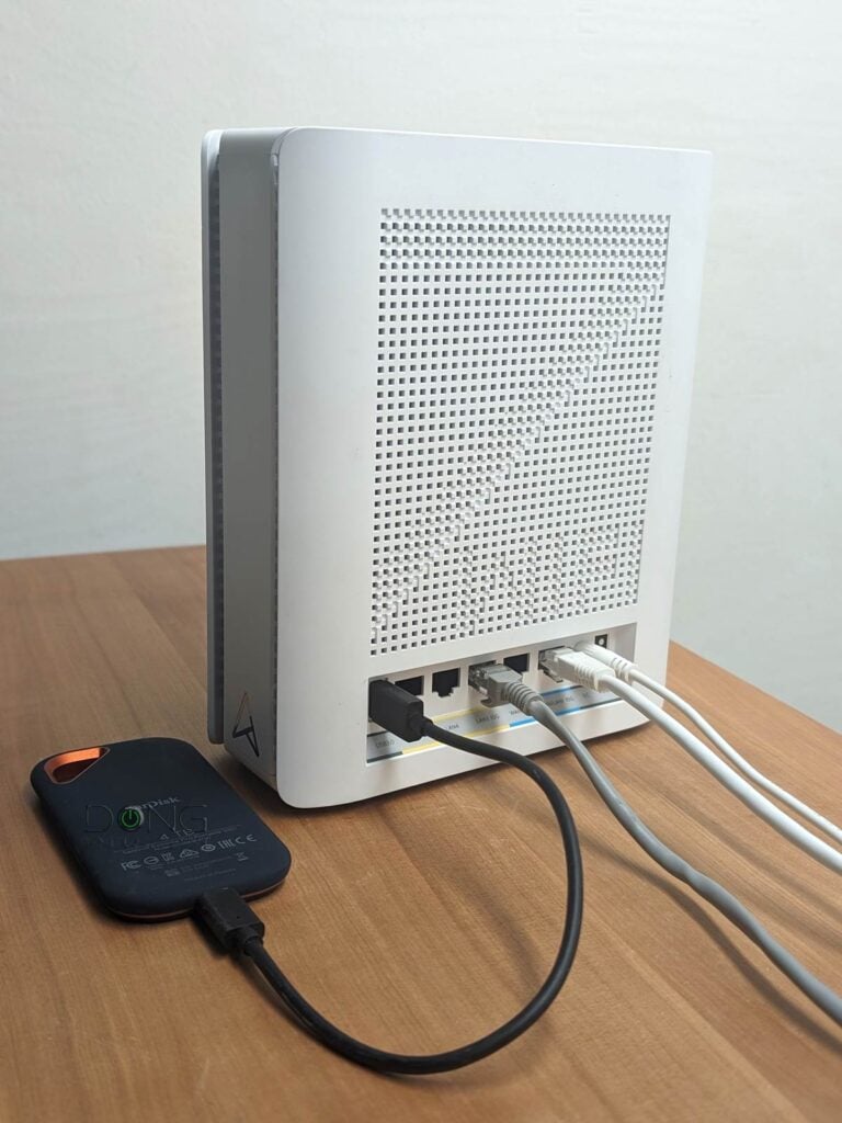 ASUS ZenWiFi BQ16 Pro port side