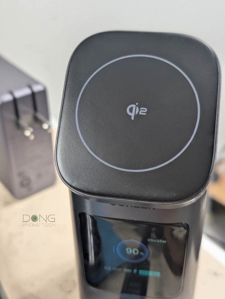 Here's the wireless charging surface of a power bank.