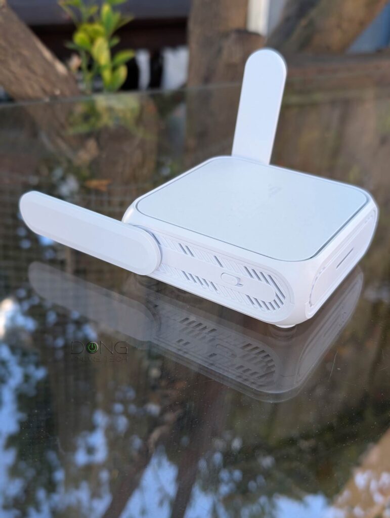 ASUS RT-BE58 Go Review (vs. TP-Link TL-WR3602BE): A Compact and Flexible Dual-Band Wi-Fi 7 13 On the left side, the ASUS RT BE58 Go as a hardware toggle button