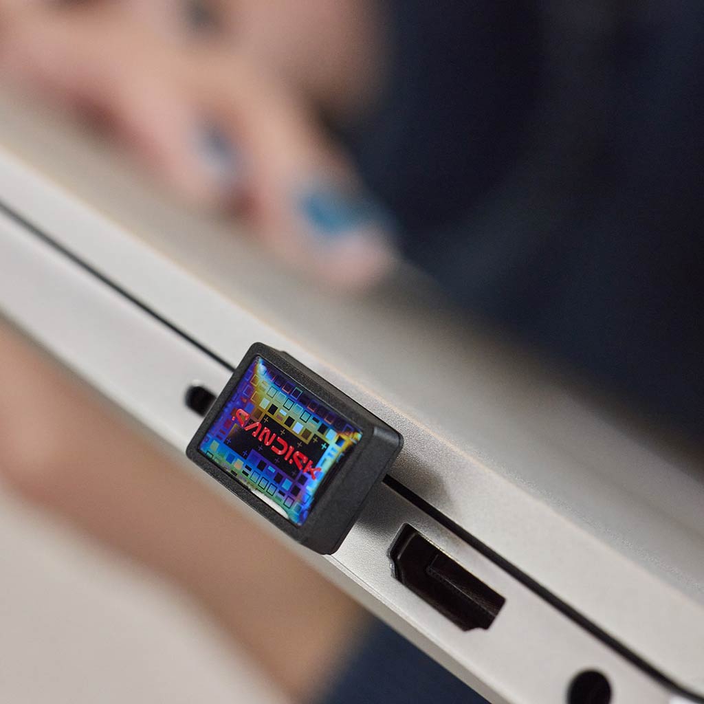 Sandisk Extreme Fit USB-C Flash Drive Preview: 1TB in a Tiny Button 1 Sandisk Extreme Fit USB C Flash Drive in action