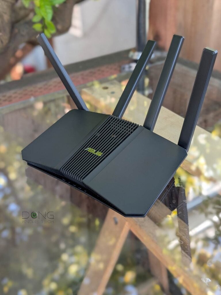 The ASUS RT-BE82U comes with four non detachable external antennas, each of which can rotate half a sphere around