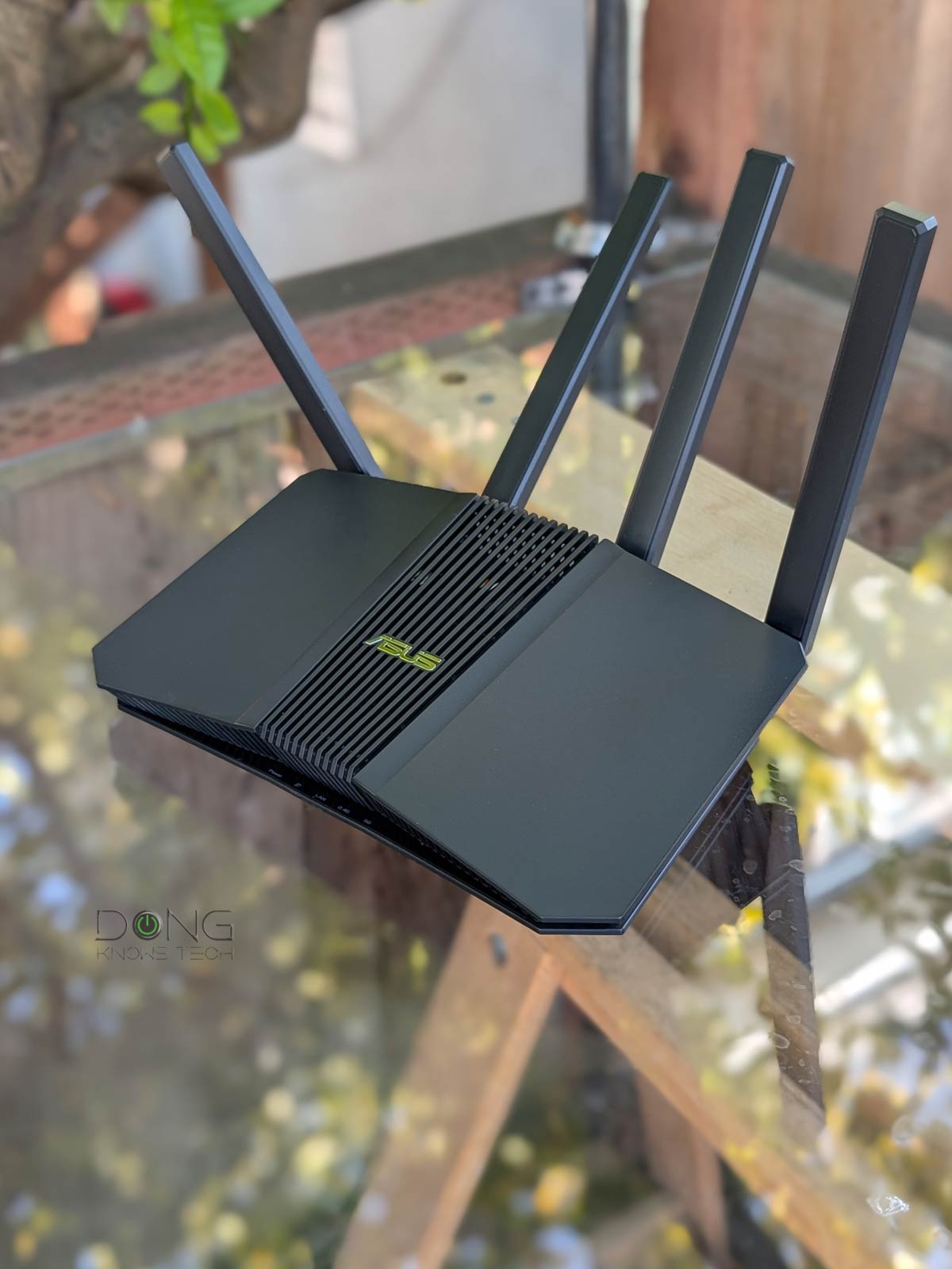 The ASUS RT-BE82U comes with four non detachable external antennas, each of which can rotate half a sphere around