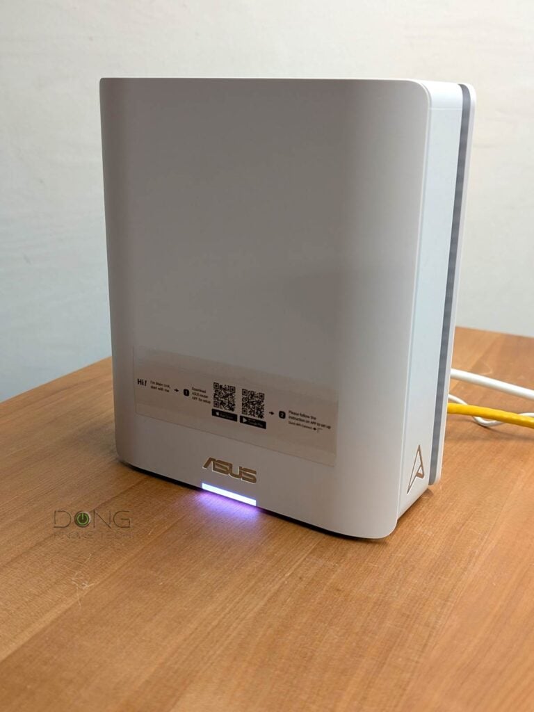 The ASUS ZenWiFi BT8 has a single color chaning LED status light