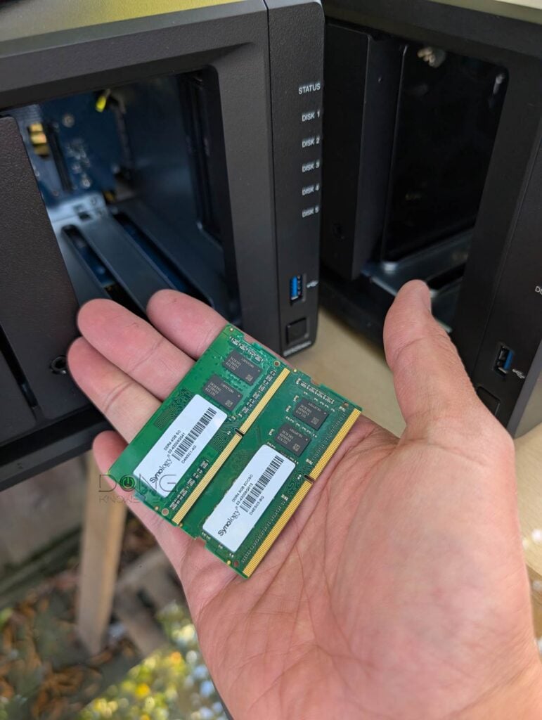 The DS1525neo+ includes a 4GB non ECC DD4 memory stick whereas the DS1525+ comes with a 8GB EEC DDR4 sticks. The new server can work with both type of RAM, separately or mixed