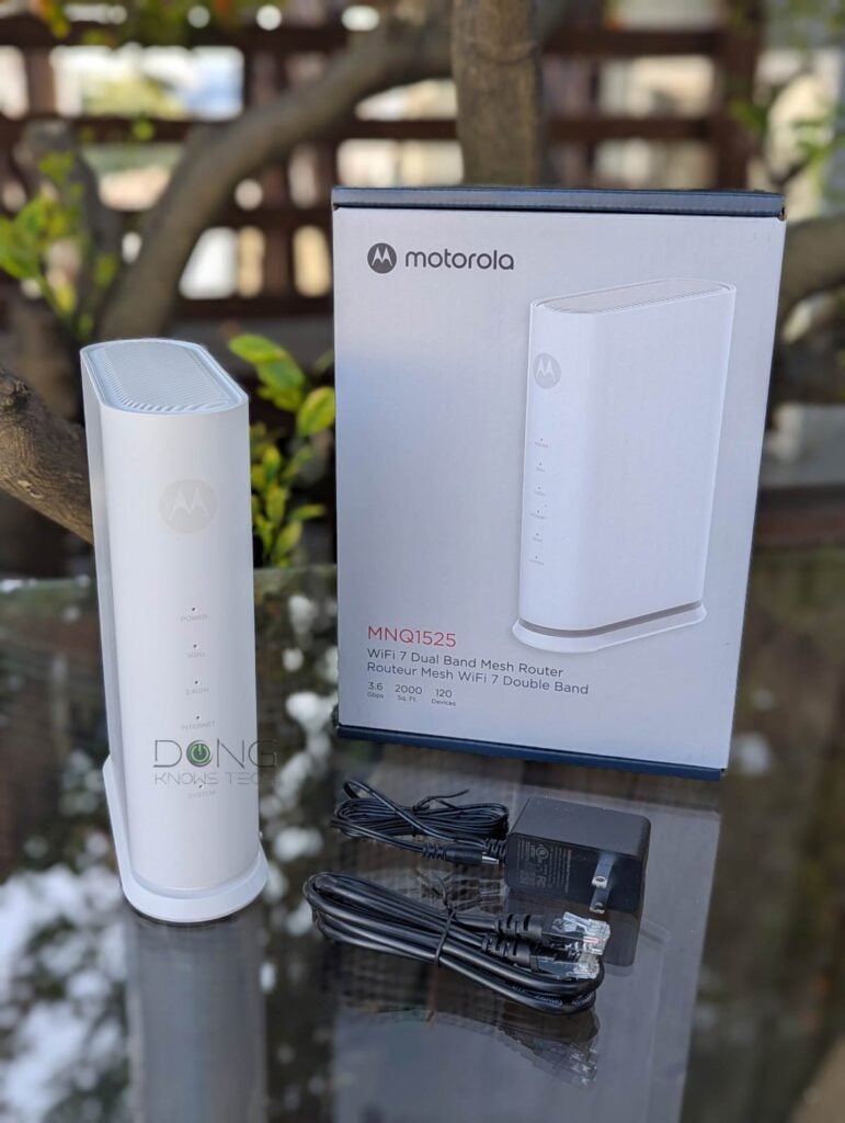 The Motorola MNQ1525 mesh router comes with a power adapter and a network cable
