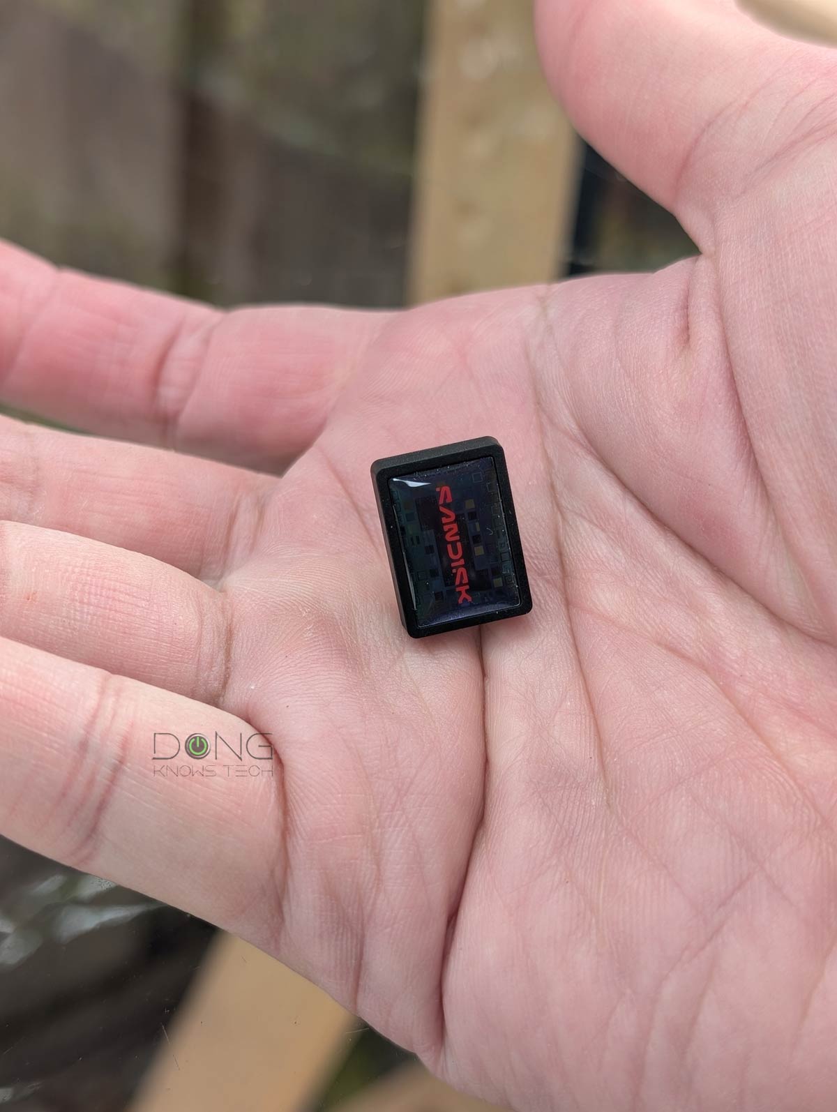 The Sandisk Extreme Fit USB C Flash Drive is a cute button