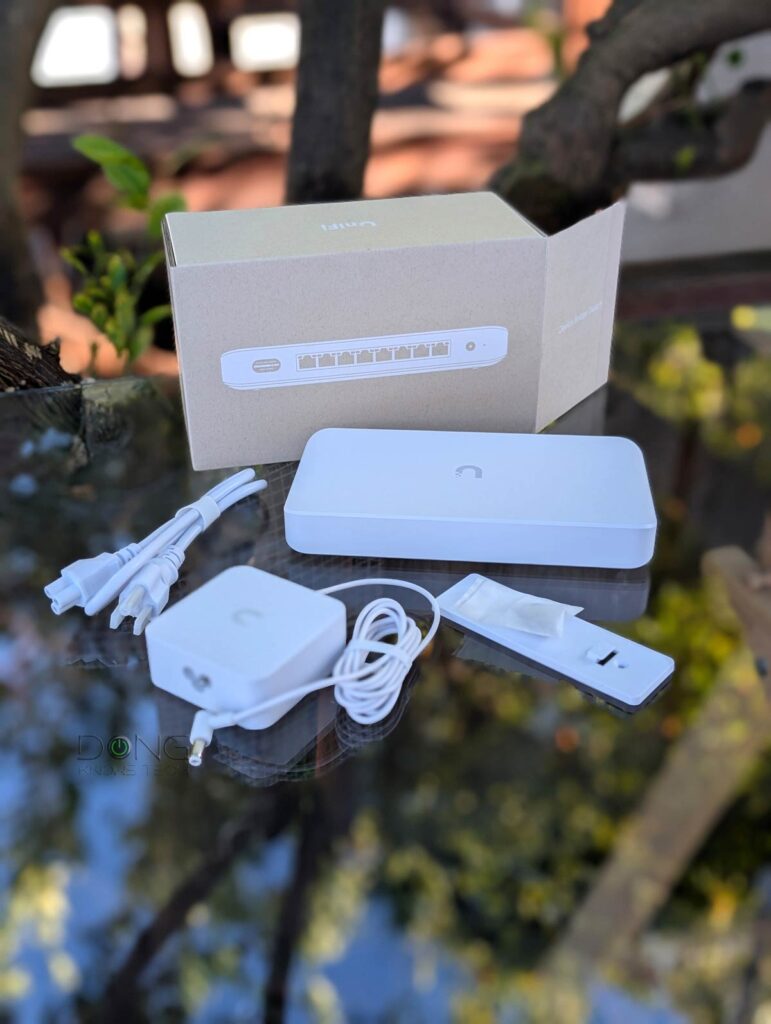 Ubiquiti UniFi Device Bridge UDB Switch Review (vs. Flex 2.5G PoE): An Excellent Way to Extend Power-over-Ethernet via Wi-Fi 7 1 The Ubiquiti UniFi Device Bridge UDB Switch includes a power adapter and mounting accessories