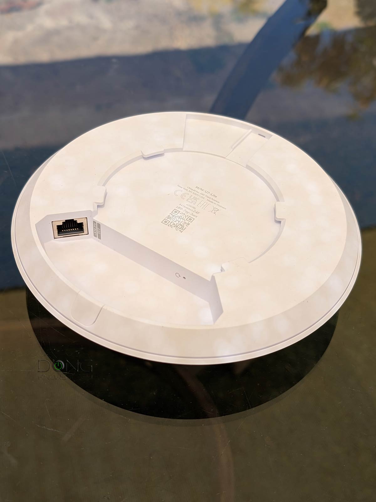 Ubiquiti U7-Lite Review (vs. U7 Pro Max): A Solid Wi-Fi 7 Access Point for the Practical-Minded 7 The Ubiquti U7 Lite underside