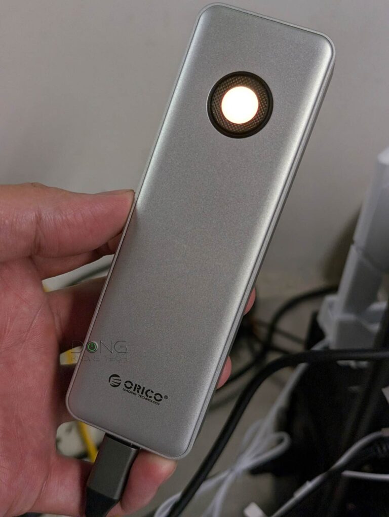 The light of the ORICO R3700 RGB Portable SSD is in action